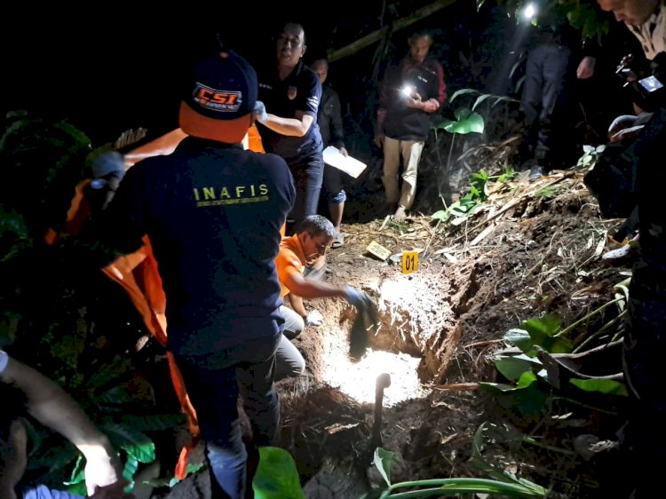 Tim Inafis Polres Jember saat melakukan olah TKP untuk mengidentifikasi korban dan evakuasi dari kuburan korban/Ist