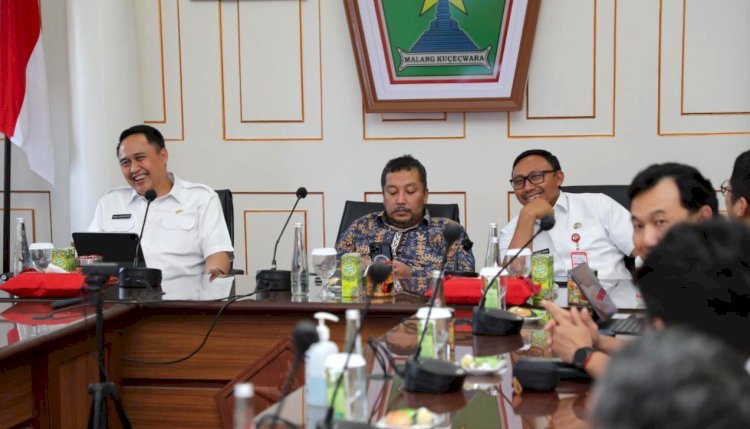 Pj Wali Kota Malang, Iwan Kurniawan, S.T., M.M (kiri) saat memaparkan konsep penanganan banjir dan DED Pasar Besar di Balai Kota/Ist