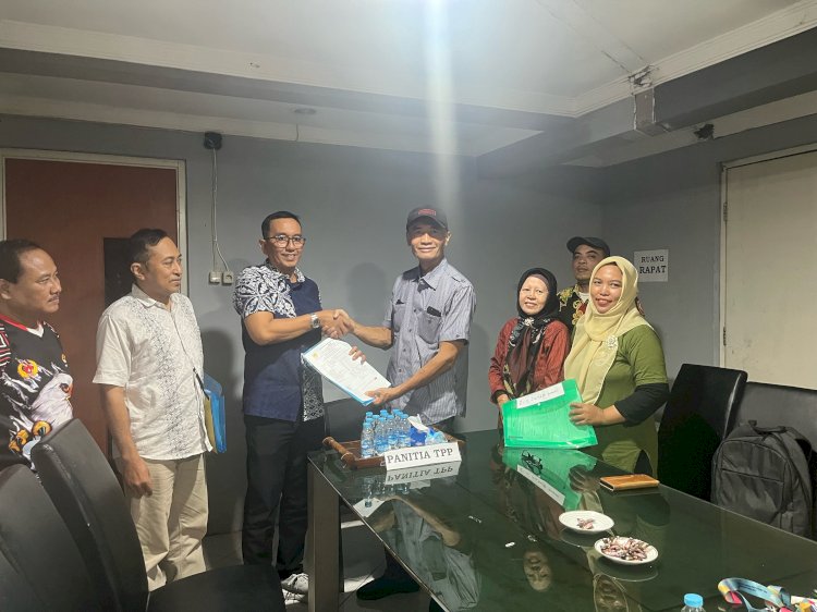 Zulfikar Imawan bersama panitia saat pengembalian formulir pendaftaran calon Ketua KONI Kota Probolinggo/Ist