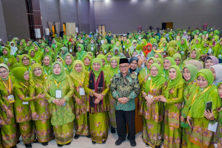 Mendikdasmen Prof Dr Abdul Mu’ti bersama ribuan jamaah Muslimat NU/Ist