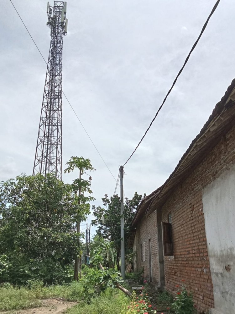 Tower seluler milik PT Cantratama Menara Indonesia di Desa Bulugeledek, Magetan, Jawa Timur, meresahkan warga setempat/Istimewa.