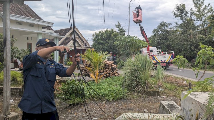 Kegiatan penertiban kabel optik dan Wifi di kabupaten Madiun oleh Dishub setempat/RMOLJatim