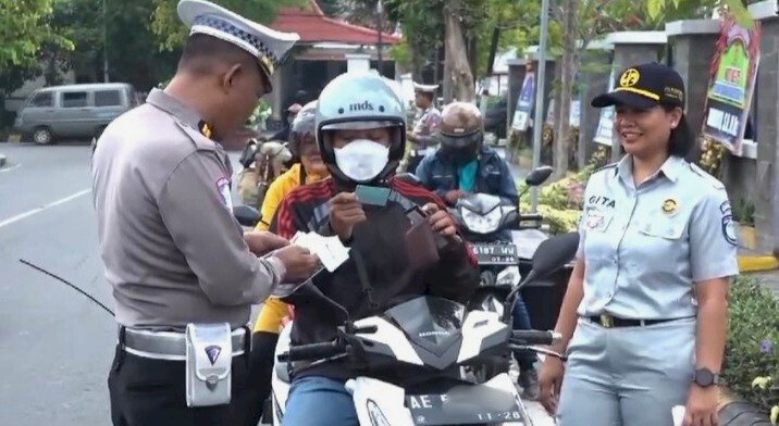 Razia gabungan Satlantas Polres Madiun Kota dengan Jasa Raharja dan Bapenda di Jalan Jawa kota Madiun/ist