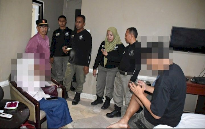 Pasangan di luar nikah diamankan Satpol PP Surabaya saat razia di hari valentine/RMOLJatim