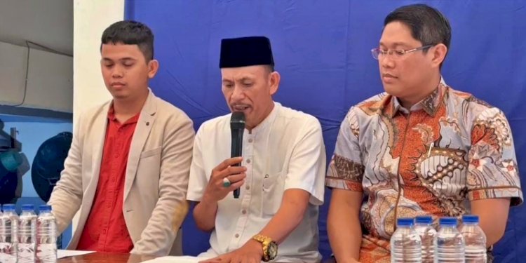 Kepala Desa Kohod, Arsin saat konferensi pers di Jalan Kali Baru, Desa Kohod, Kabupaten Tangerang, Banten/Ist