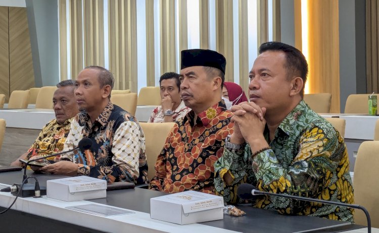 Hari Wuryanto dan Purnomo Hadi saat engikuti Rapat Zoom dengan Wamendagri Bima Arya/ist