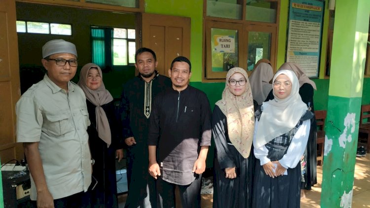 Anggota Komisi D DPRD Jember, Mufid, saat menemui GTT di SDN Sumberpinang 2.