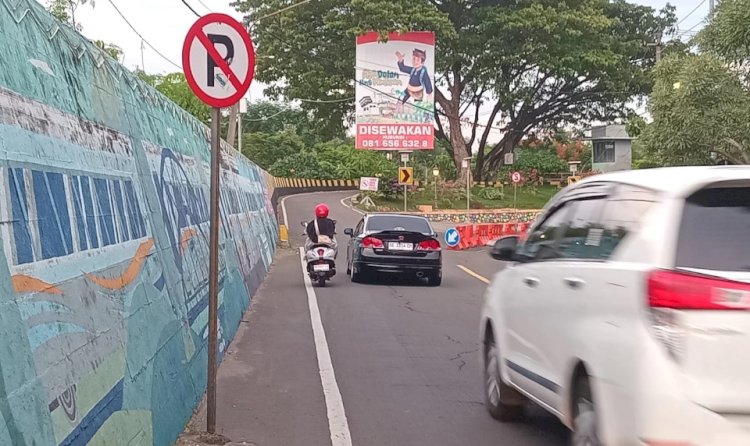 Rambu dilarang parkir dan rambu himbauan di sekitar jalan A Yani Kota Madiun/RMOLJatim