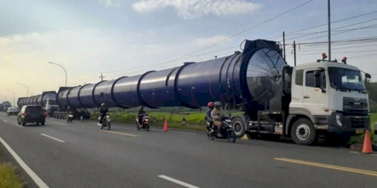 Rombongan ekspedisi tabung raksasa saat berhenti karena mengalami kendala di tanjakan Tol Ungaran/Facebook Johanes Christiono