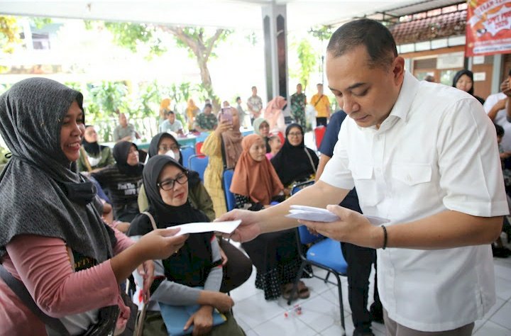 Teks foto: Wali Kota Eri memberikan ganti rugi pada UMKM korban penipuan/RMOLJatim