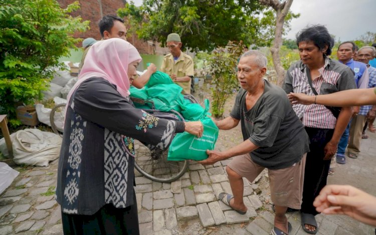 Khofifah membagikan paket sembako/ist