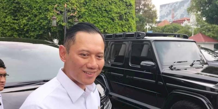 Ketua Umum Partai Demokrat, Agus Harimurti Yudhoyono (AHY) menyerahkan surat rekomendasi kepada cakada di kantor DPP Partai Demokrat, Jakarta Pusat pada Sabtu (20/7)/RMOL