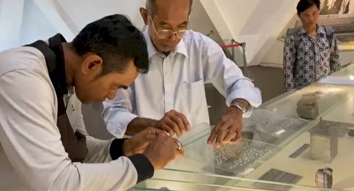 Teks foto: Petugas memasang huruf Braille di Koleksi Museum 10 Nopember dan Tugu Pahlawan/ist