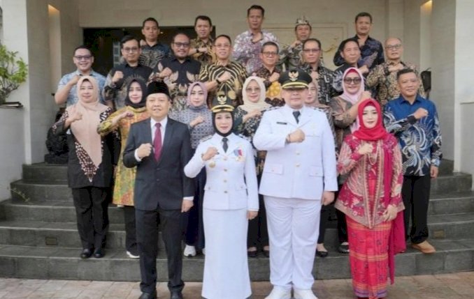Ning Ita dan Cak Sandi foto bersama usai dilantik Presiden Prabowo Sunianto/ist