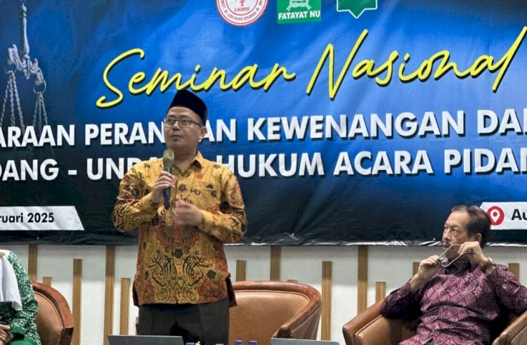 Prof Noor Harisudin dan Prof Arief dalam seminar nasional di ruang perpustakaan UIN KHAS Jember/Ist
