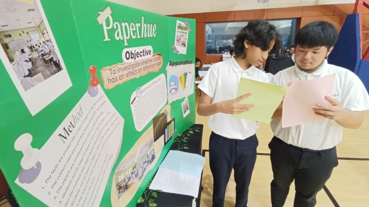 Rafael dan Dandi menunjukkan paper Hua 