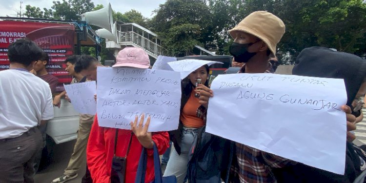 Aliansi Mahasiswa Peduli Demokrasi saat demo depan gedung KPK/Ist