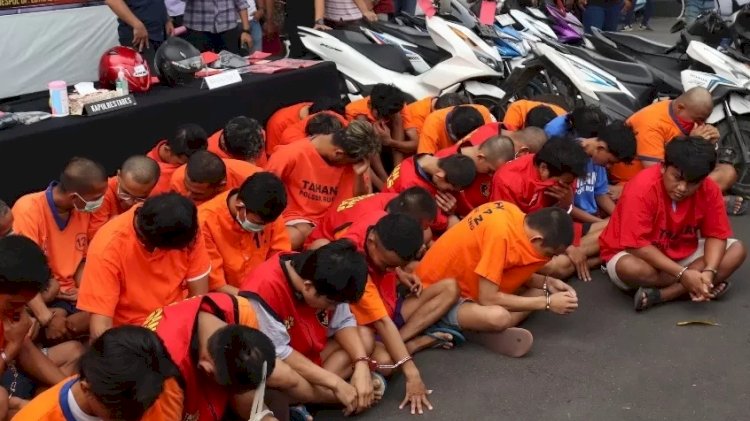 para pelaku yang diamnkan dan digelandang di Polresatebs Surabaya/ist 