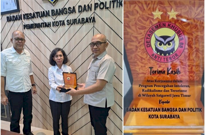 Teks foto: Maria Theresia Ekawati Rahayu menerima Apresiasi dari Densus 88 Antiteror Polri/ist      