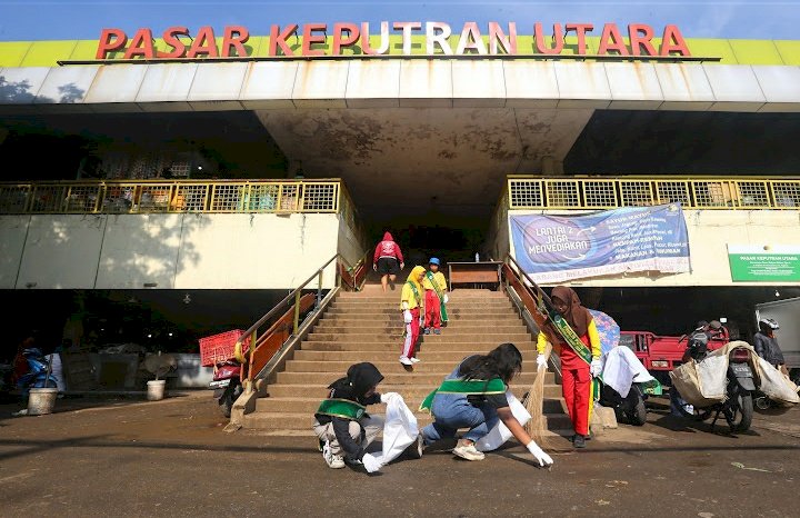 Teks foto: Aksi Bersih Pasar Keputran/RMOLJatim   