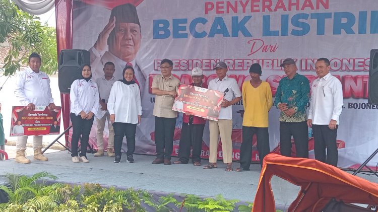 Keterangan foto : 60 Becak Listrik bantuan Presiden Prabowo disalurkan ke penerima di 3 daerah/   