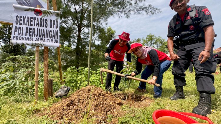 PDIP Jatim hijaukan kawasan Wisata Paralayang Bukit Waung