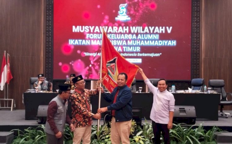 Suli Daim (dua dari kiri) secara simbolis menyerahkan bendera kepada ketua Fokal IMM Jatim terpilih Choirul Anam yang didampingi Ali Muthohirin/Ist