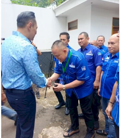 Plt Ketua DPC Demokrat kabupatem Probolinggo dr Agung Mulyono bersalaman dengan Ketum Demokrat Agus Harimurti Yudhoyono (AHY)/ist