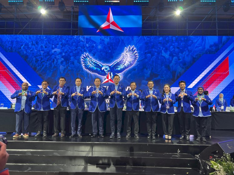 Ketua Umum (Ketum) Partai Demokrat Agus Harimurti Yudhoyono bersama pimpinan sidang di Kongres ke-VI PD/ist