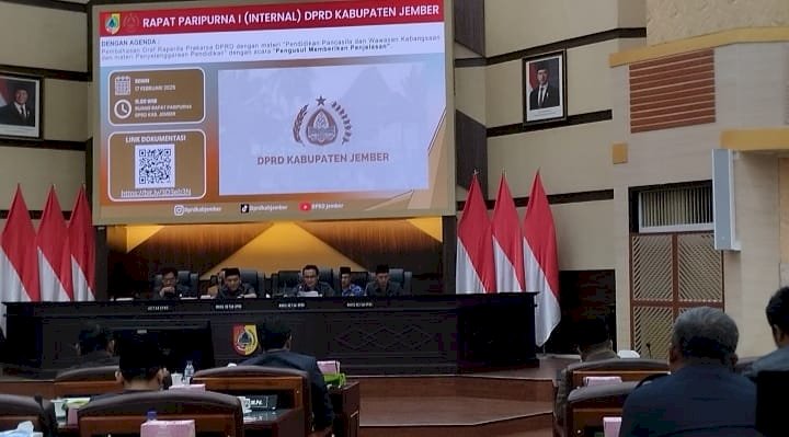 Empat pimpinan DPRD kabupaten Jember saat memimpin sidang paripurna internal DPRD Jember penyampaian usulan draft Raperda inisiatif dewan