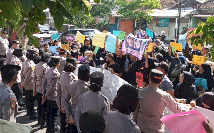 Aksi unjuk rasa peduli korban Femisida/RMOLJatim