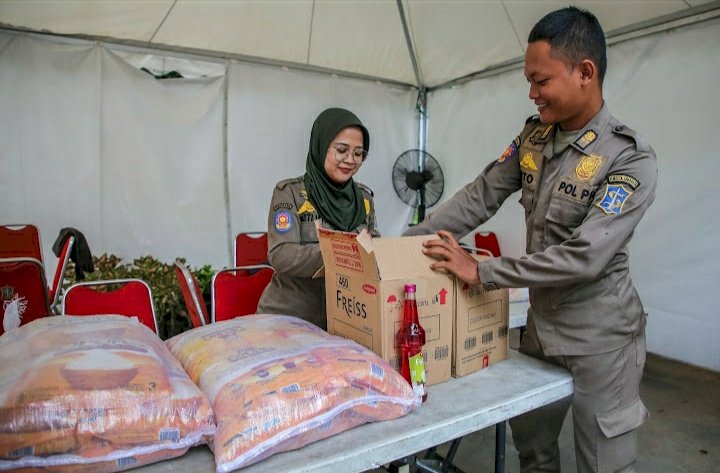 Petugas Satpol PP Surabaya menerima paket bantuan/RMOLJatim