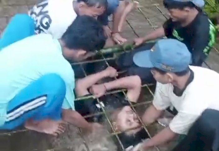 Detik-detik penyelamatan santri IBU Pakusari yang terjebak di bawah jeruji pengaman sungai/Ist