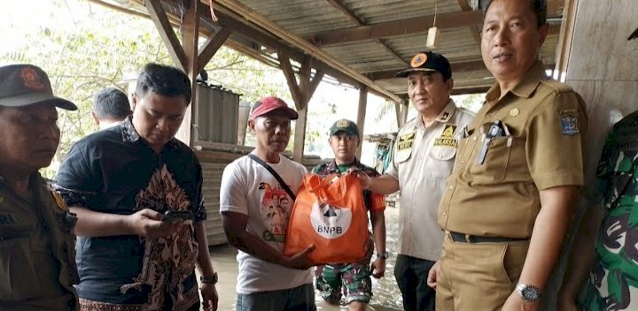 BPBD Surabaya memberikan bantuan/RMOLJatim