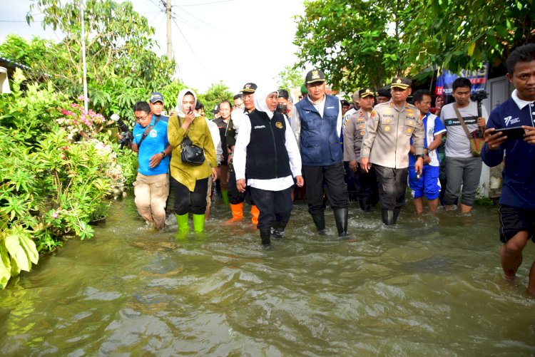 Gubernur Jatim Khofifah Indar Parawansa saat memantau banjir/Ist