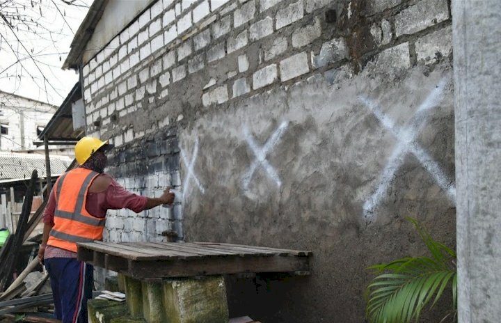 Petugas memberi tanda silang pada bangunan yang akan dibongkar/RMOLJatim