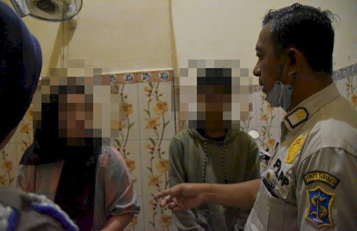Teks foto: Operasi yustisi rumah indekos/RMOLJatim