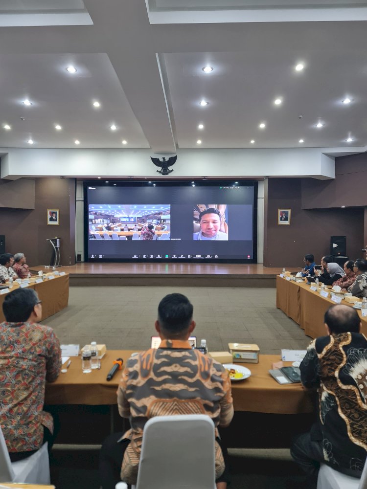 Rapat Koordinasi Wilayah (Rakorwil) Himpunan Kawasan Industri (HKI) Jawa Timur secara daring, disela agenda mengikuti acara retret kepala daerah di Magelang. 