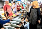 Kunjungi Pasar Bandeng Gresik Bersama Cucu, Gubernur Khofifah Kenalkan Tradisi Sejak Dini