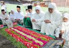 Gubernur Khofifah Bersama Keluarga Shalat Ied di Masjid Al Akbar Surabaya dan Melanjutkan Ziarah Makam Orang Tua dan Suami