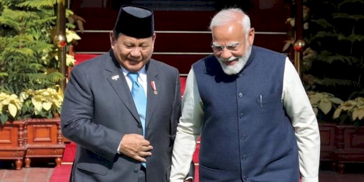 Presiden Indonesia Prabowo Subianto dan Perdana Menteri India Narendra Modi dalam sebuah pertemuan di New Delhi.