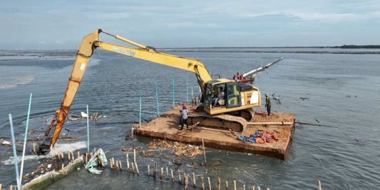 Pembongkaran pagar laut di perairan Kampung Paljaya, Desa Segara Jaya, Kecamatan Tarumajaya, Kabupaten Bekasi/Ist