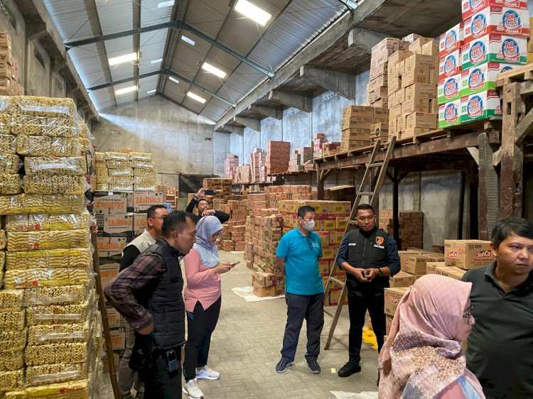 Satgas Polres Madiun turun ke lapangan untuk mengecek stok ketersediaan beras di Bulog dan harga pokok sembako di wilayah pasar/ist