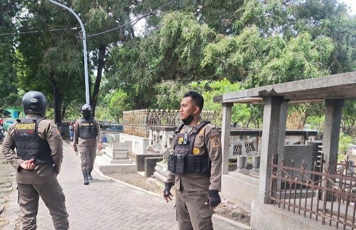 Teks foto: Satpol PP Surabaya berjaga di lokasi yang sering terjadi tawuran/ist      