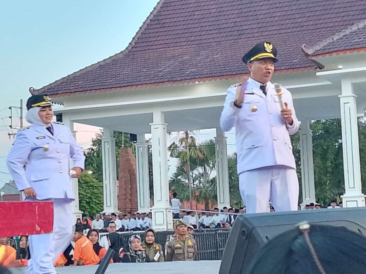 Yusuf Rio Wahyu Prayogo dan Ulfiyah saat mengapa para relawan pendukungnya/RMOLJatim