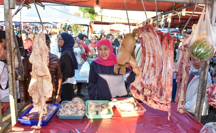Khofifah saat mengecek sejumlah harga Bapok di Pasar Among Tani Kota Batu/Ist