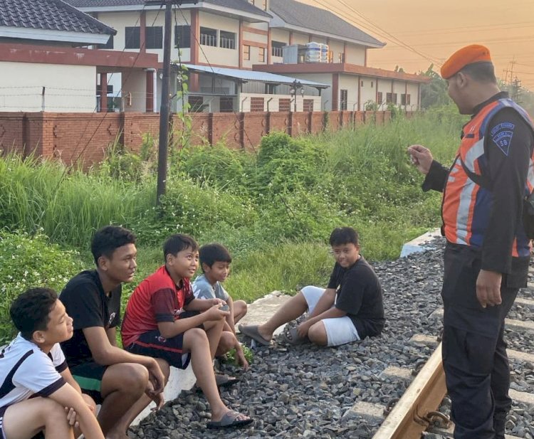 Polsuska melarang kegiatan ngabuburit di Jalur Kereta 