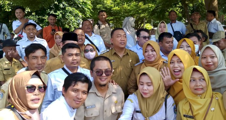 Bupati Situbondo Yusuf Rio Prayogo bersama ASN usai apel pagi/ist
