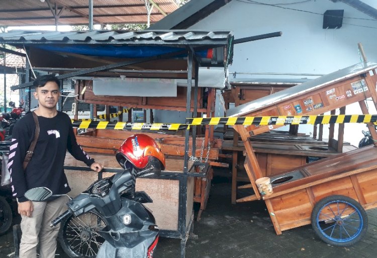 Basofi penjual angkringan di Jalan A Yani Jombang saat melihat rombong angkringannya yang diamankan Satpol PP/RMOLJatim