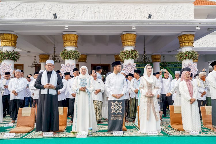 Khofifah dan Emil Dardak di hadapan ribuan masyarakat di halaman gedung Grahadi Surabaya/Ist